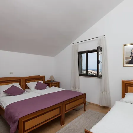 Kono - Two-bedroom With Balcony And Sea View - Marka Gjaje Street *