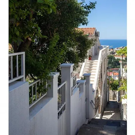 Kono - Two-bedroom With Balcony And Sea View - Marka Gjaje Street Apartment *