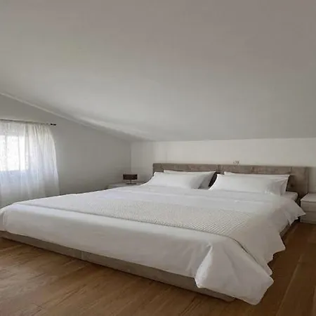 Kono - Two-bedroom With Balcony And Sea View - Marka Gjaje Street