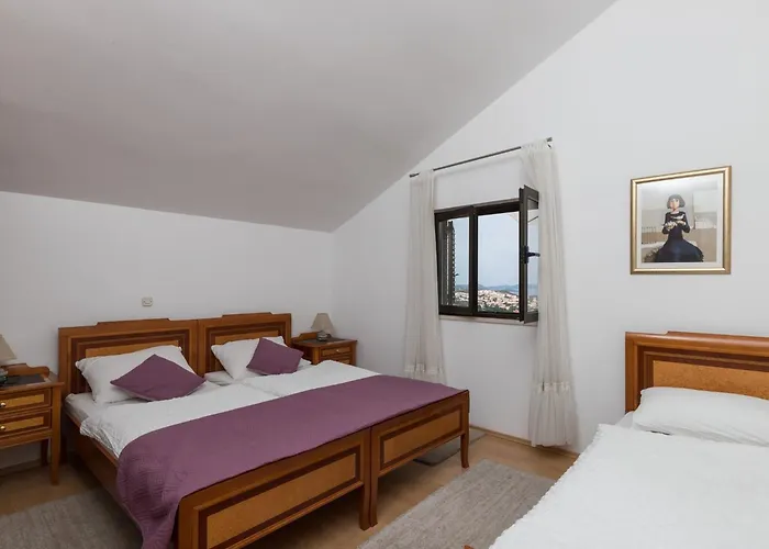 Kono - Two-bedroom With Balcony And Sea View - Marka Gjaje Street *