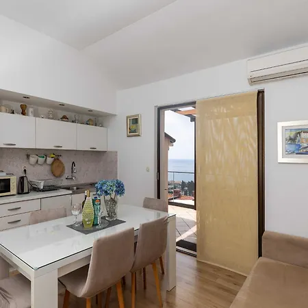 Kono - Two-bedroom With Balcony And Sea View - Marka Gjaje Street *