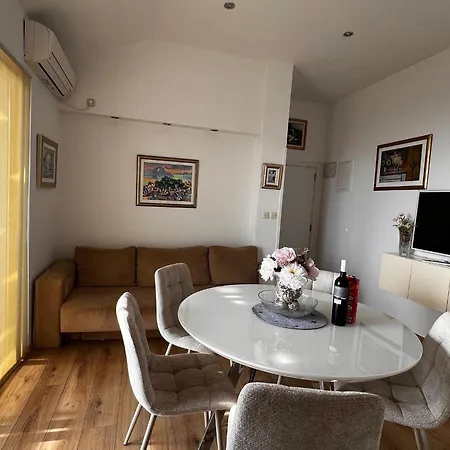 Kono - Two-bedroom With Balcony And Sea View - Marka Gjaje Street